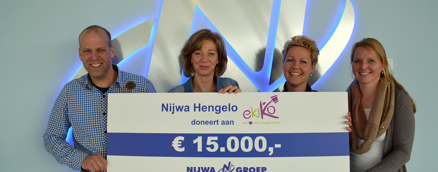 Nijwa omarmt Stichting Ekiko tijdens opening en doneert € 15.000