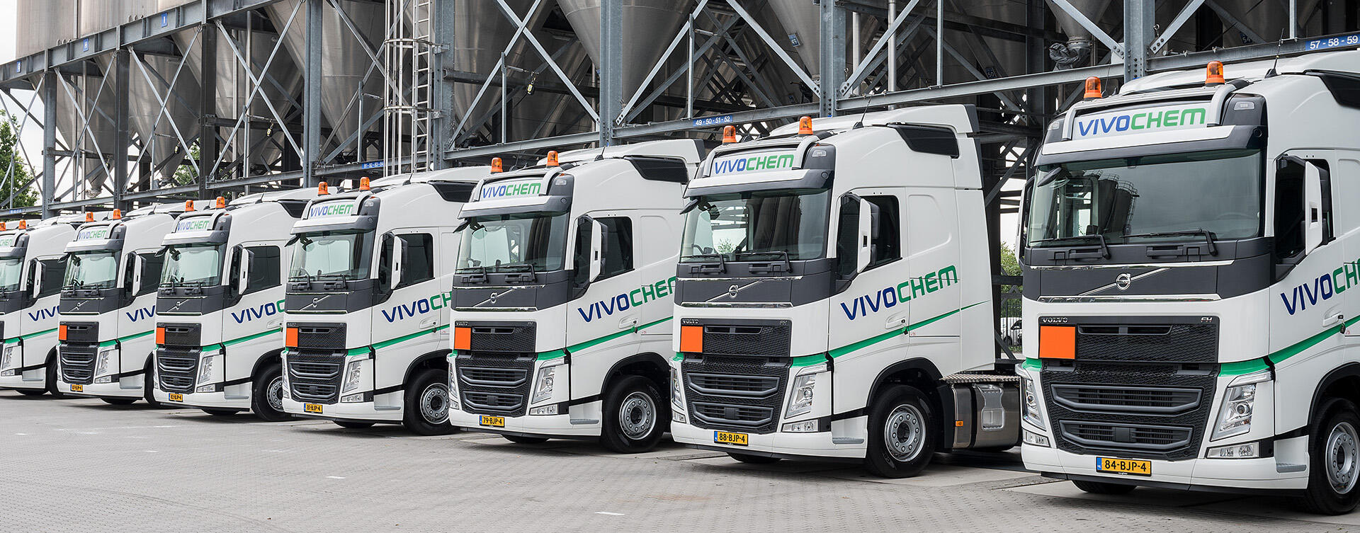 ViVoChem vernieuwt vloot met negen Volvo FH-trekkers met midliftas