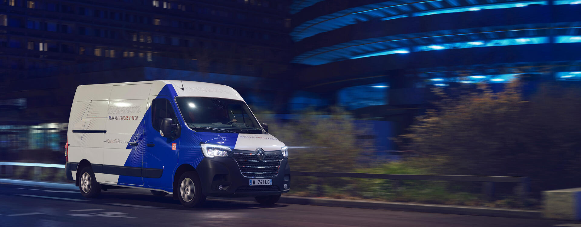 Nijwa-Renault-Master-E-Tech-bestelwagen-rijdend-'s-nachts-in-de-stad
